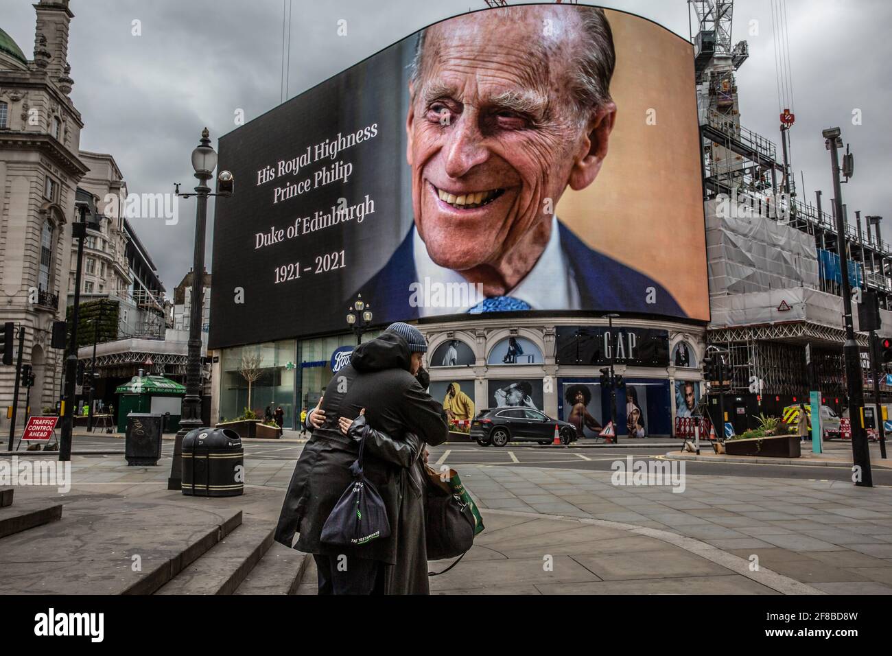 Le célèbre panneau publicitaire de Piccadilly Circus, situé dans le centre de Londres, a rendu hommage au prince Philip après sa mort le 9 avril 2021, à l'âge de 99 ans. Banque D'Images