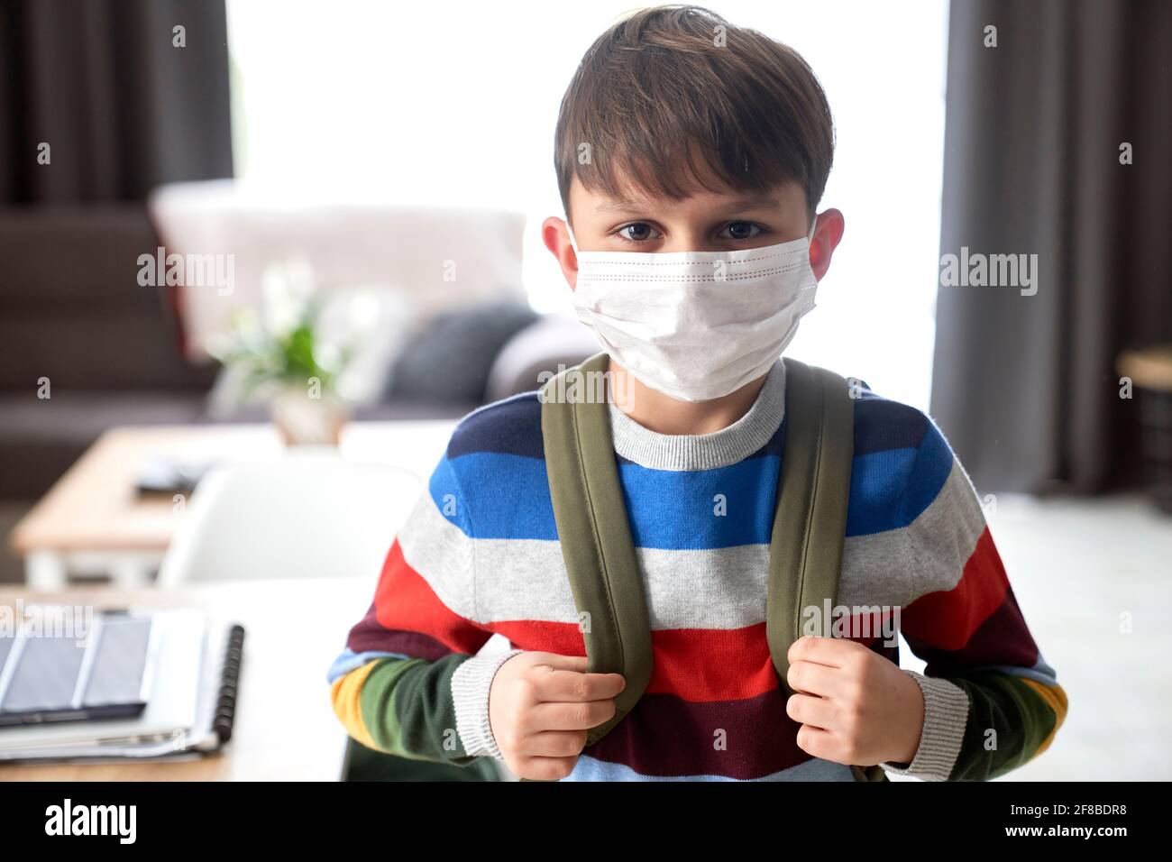 Gros plan du portrait d'un écolier dans un masque de protection Banque D'Images