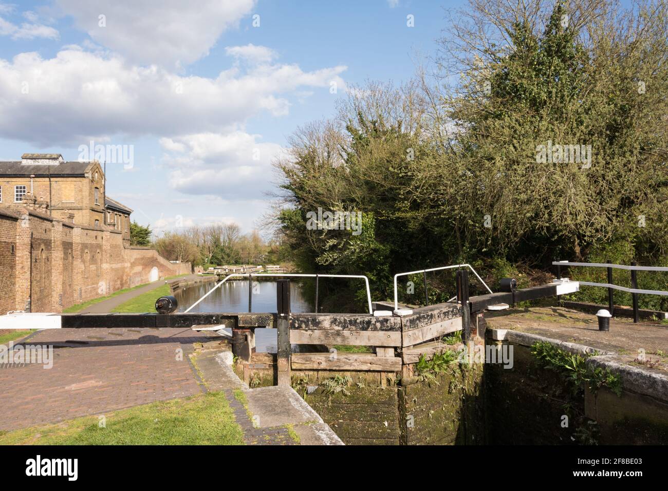 Portes d'écluse en décroissance sur le Grand Union Canal près de Hanwell, à l'ouest de Londres, au Royaume-Uni Banque D'Images