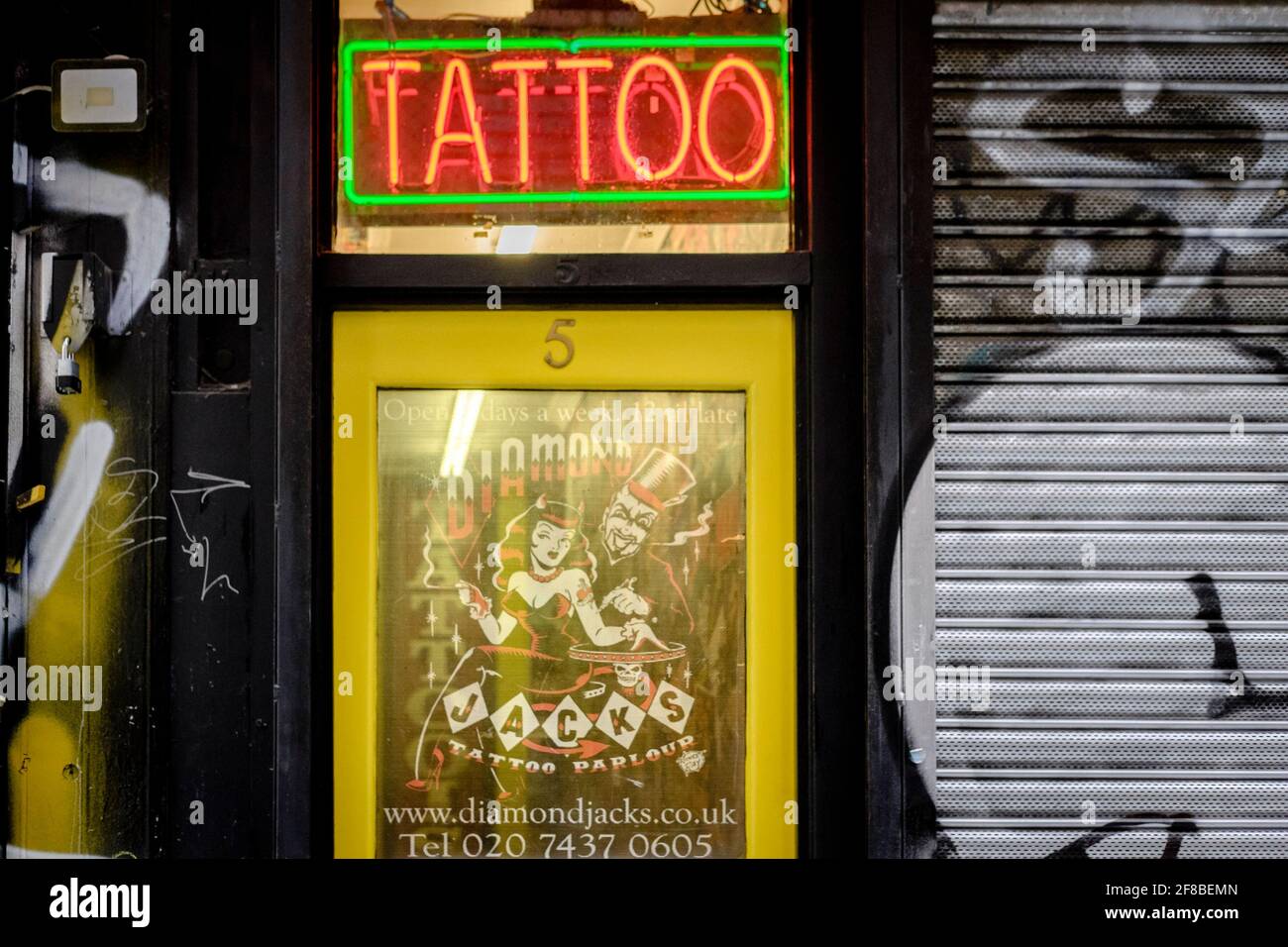 Les studios de tatouage et de perçage, les bars à ongles et les coiffeurs en Angleterre rouvrent avec d'autres points de vente au détail non essentiels à partir du 12 avril. Banque D'Images