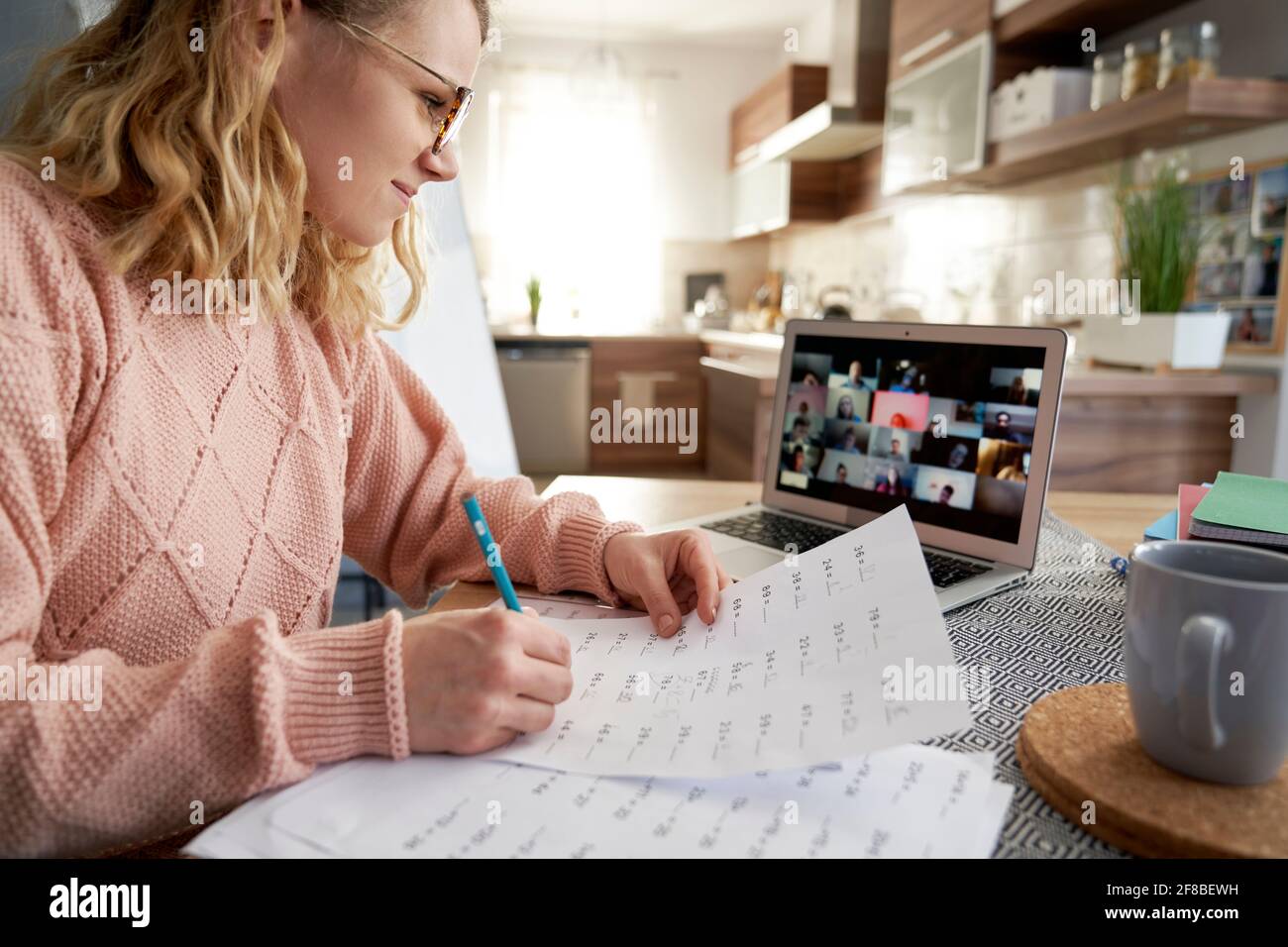 Femme souriante enseignant à distance Banque D'Images