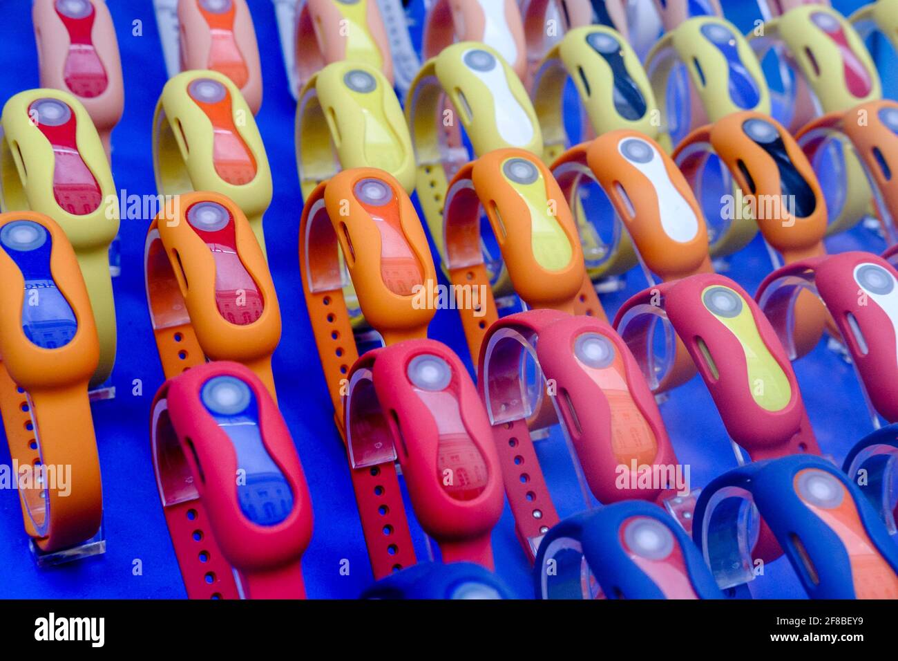 Bracelets ADN de DnaNudge exposés dans le magasin de l'entreprise, Londres, Royaume-Uni. Banque D'Images