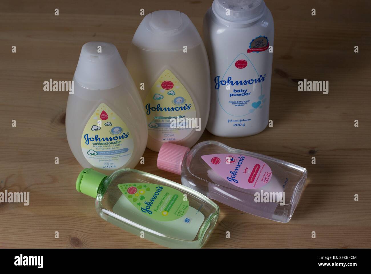 AMPANG, MALAISIE - 10 avril 2021 : produits pour bébés de Johnson, eau de cologne pour bébés, poudre, lotion, shampooing et huile sur la table Banque D'Images