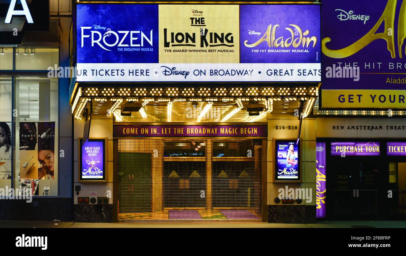 Broadway Disney Theater la nuit, New York, États-Unis Banque D'Images