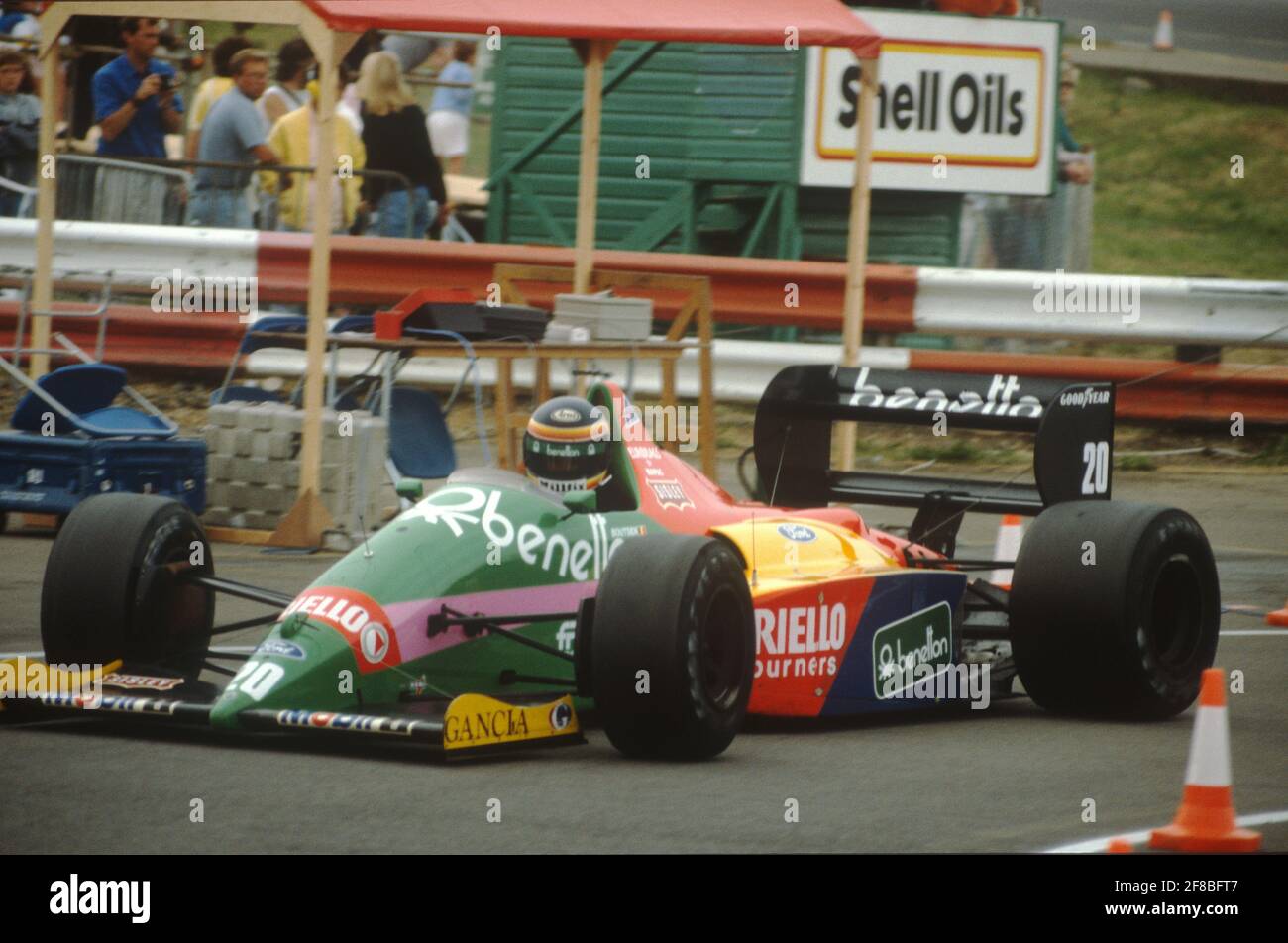 Thierry Boutsen emmène son Benetton B187 dans les fosses lors des qualifications pour le Grand Prix britannique de Silverstone 1987. Banque D'Images