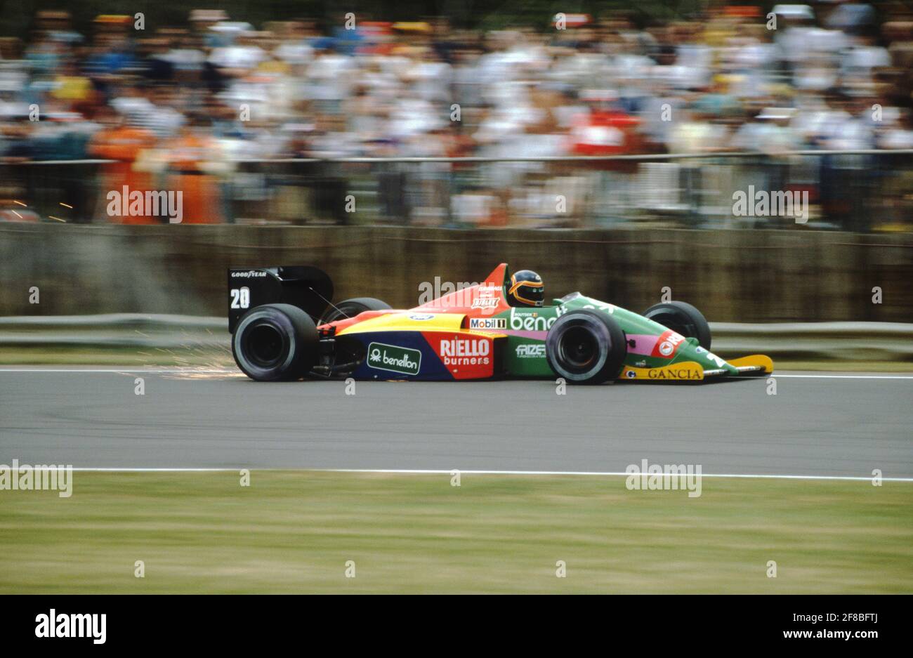 Thierry Boutsen fait voler des étincelles dans son Benetton B187 lors des qualifications pour le Grand Prix britannique de Silverstone 1987. Banque D'Images
