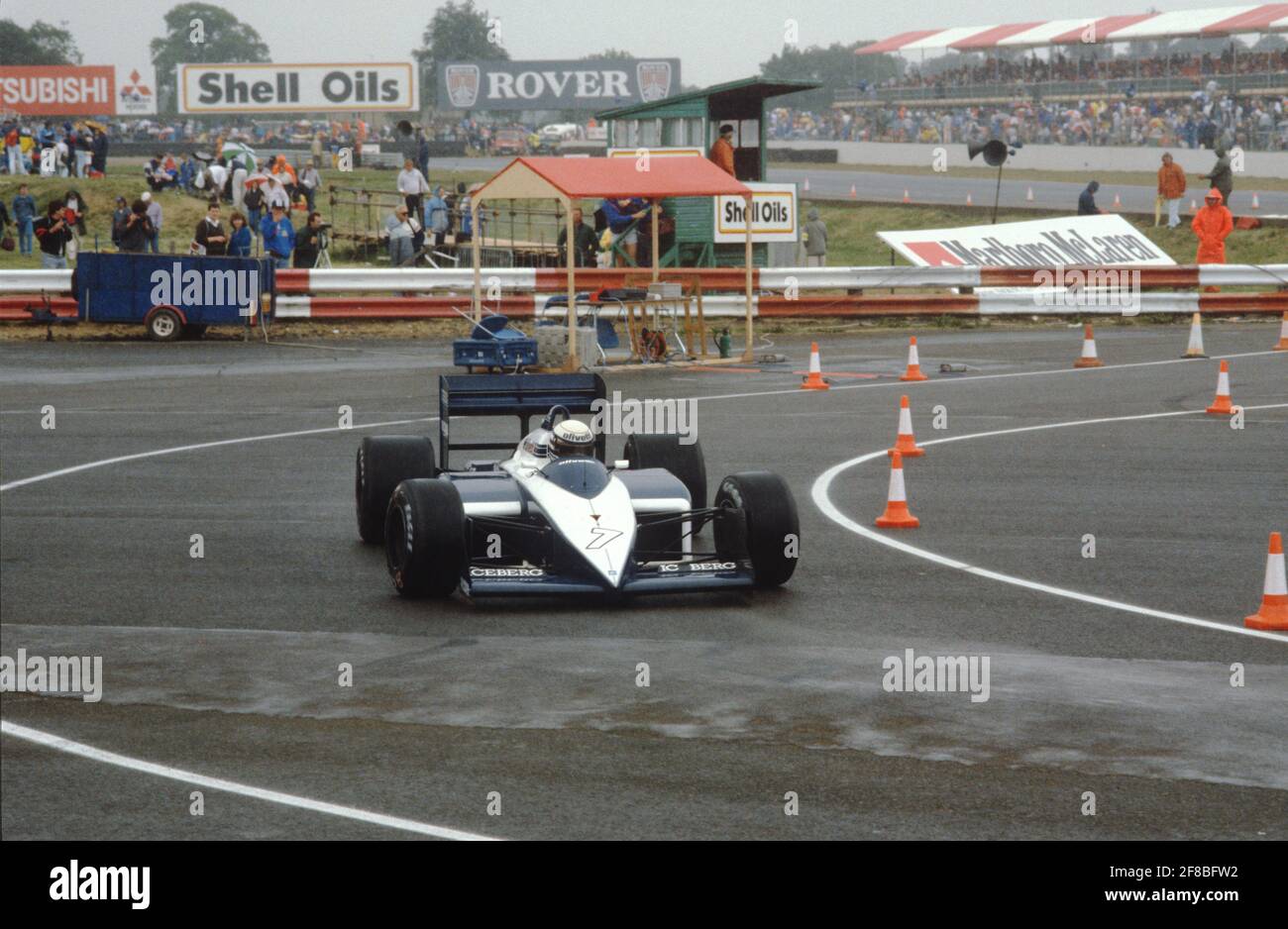 Riccardo Patrese introduit son Brabham BT56 dans les fosses lors des qualifications pour le Grand Prix britannique de Silverstone 1987. Banque D'Images