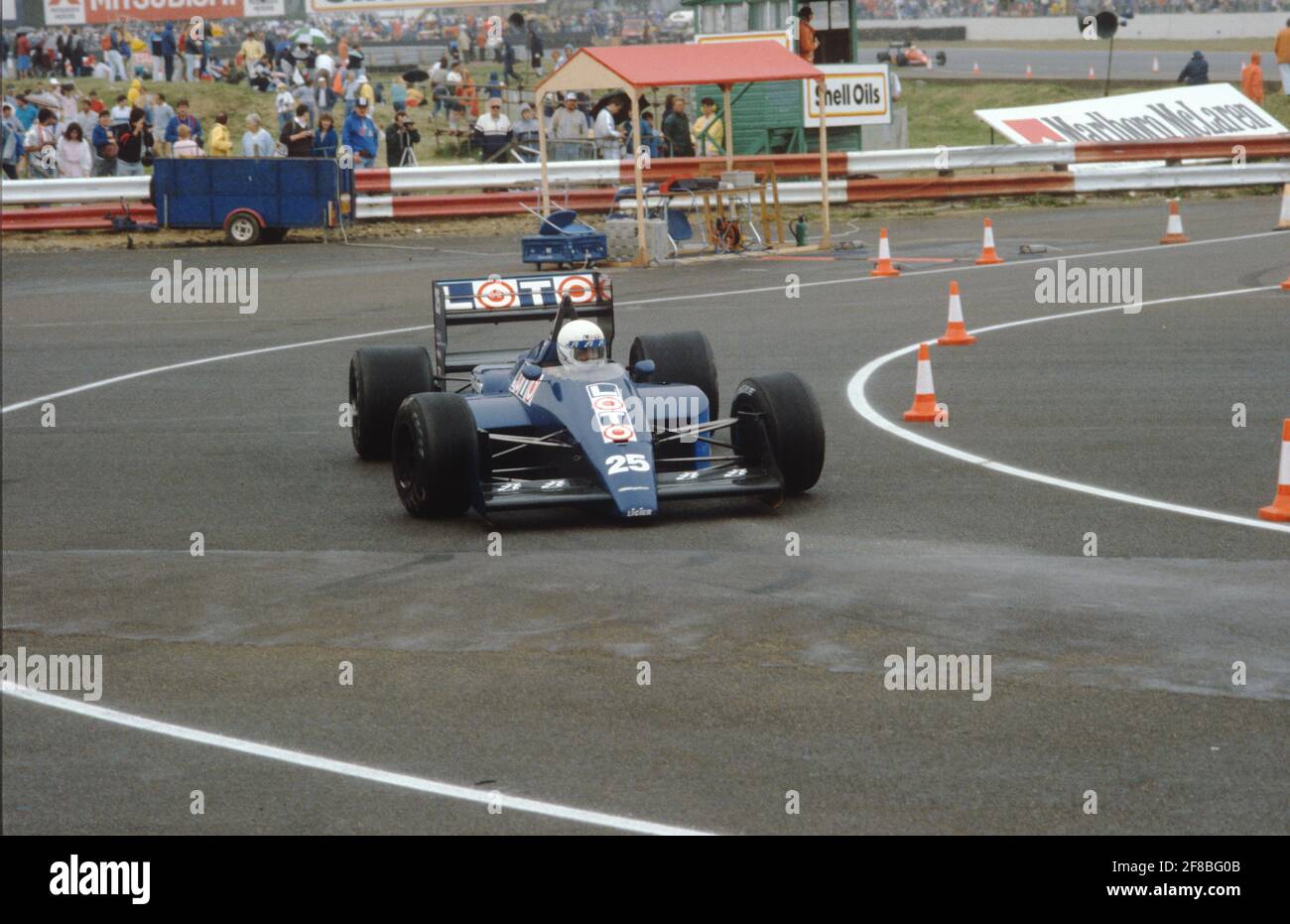 Rene Arnoux emmène son Ligier JS29C dans les fosses lors des qualifications pour le Grand Prix britannique de Silverstone 1987. Banque D'Images