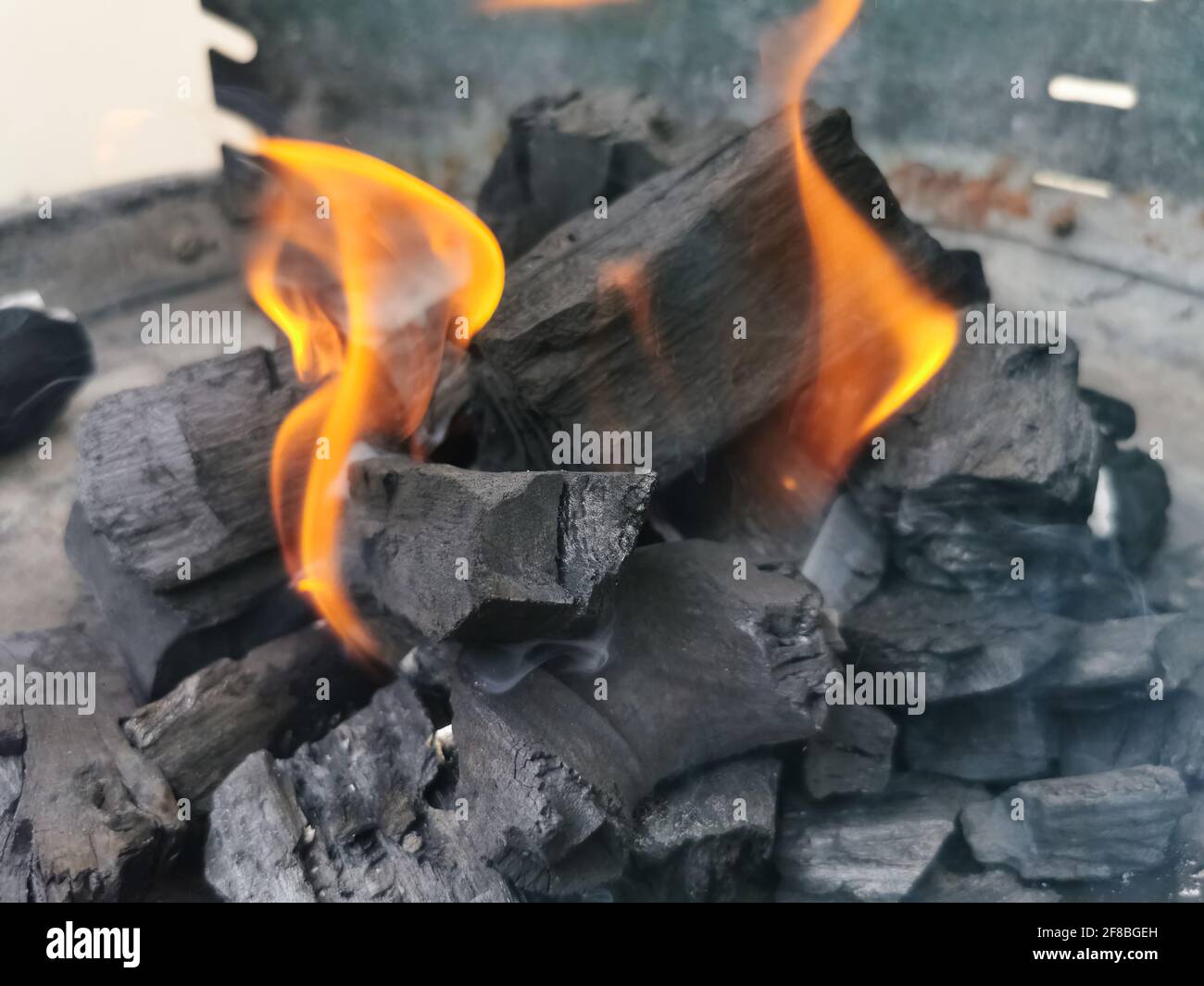 Vue macro de la combustion de charbon Embers feu de bois, détail de la texture du charbon... Banque D'Images