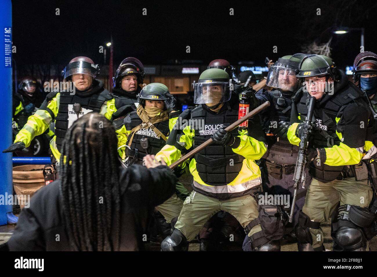 Brooklyn Center, Minnesota, le 12 avril 2021, des policiers procèdent à des arrestations à la station-service Pump N' Munch, près du service de police du Brooklyn Center, le 12 avril 2021, à Brooklyn Center, Minnesota, après l'assassinat de Daunte Wright. Un couvre-feu de 7 h a été mis en place dans le comté de Hennepin, ainsi que dans les comtés environnants. Photo : Chris Tuite/ImageSPACE/MediaPunch Banque D'Images