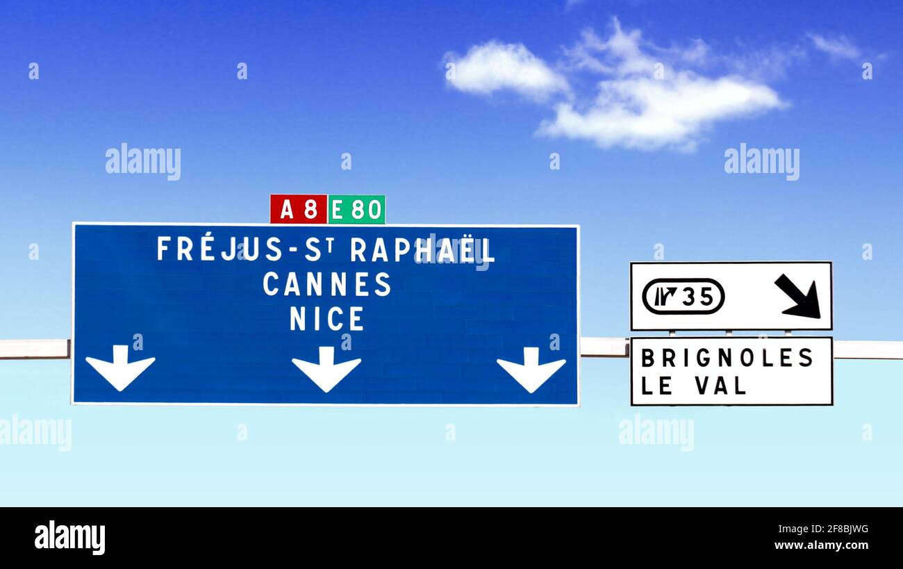 Panneaux de signalisation sur l'autoroute. Banque D'Images