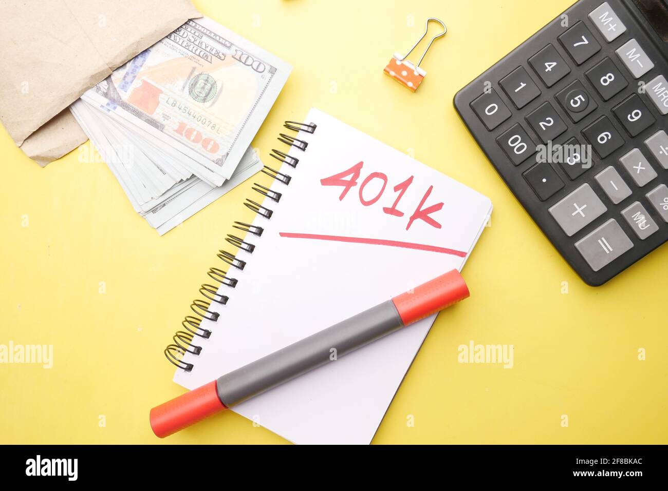 Bloc-notes avec le mot 401k sur fond jaune, vue de dessus Banque D'Images