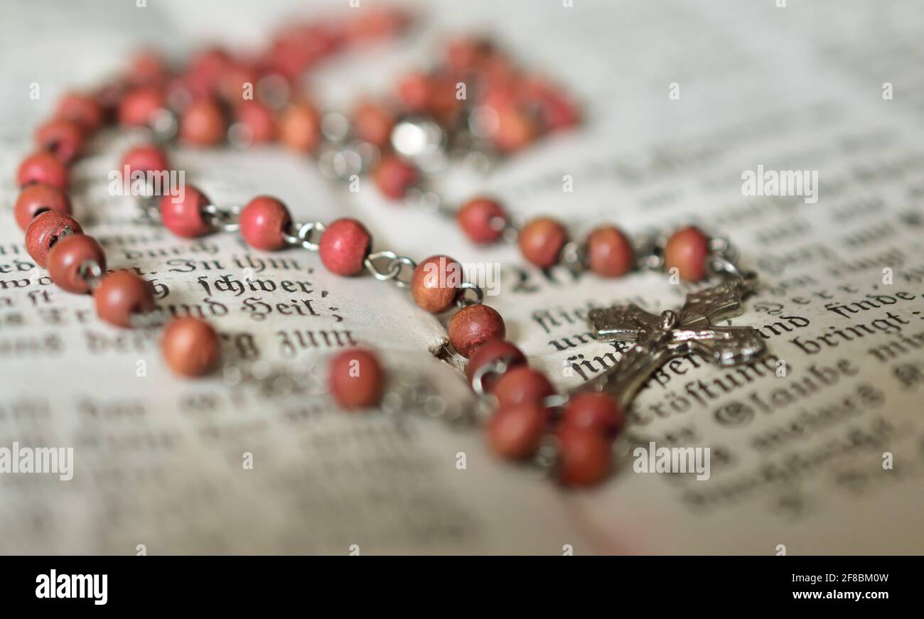 Perles de prière Rosaire sur un vieux livre de psaume allemand à proximité haut Banque D'Images