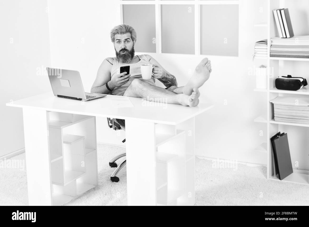 Trop paresseux pour travailler. Un lieu de travail confortable. Réseaux sociaux. Distanciation sociale. Je voulais toujours travailler de chez moi. Verrouillage de l'auto-isolement et de la quarantaine Banque D'Images