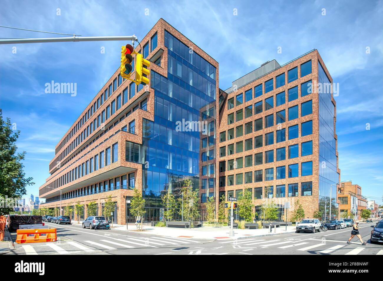 Le 25 Kent Street est un immeuble de bureaux moderne situé à Williamsburg, surplombant la rivière East et adjacent à l'hôtel William Vale. Banque D'Images