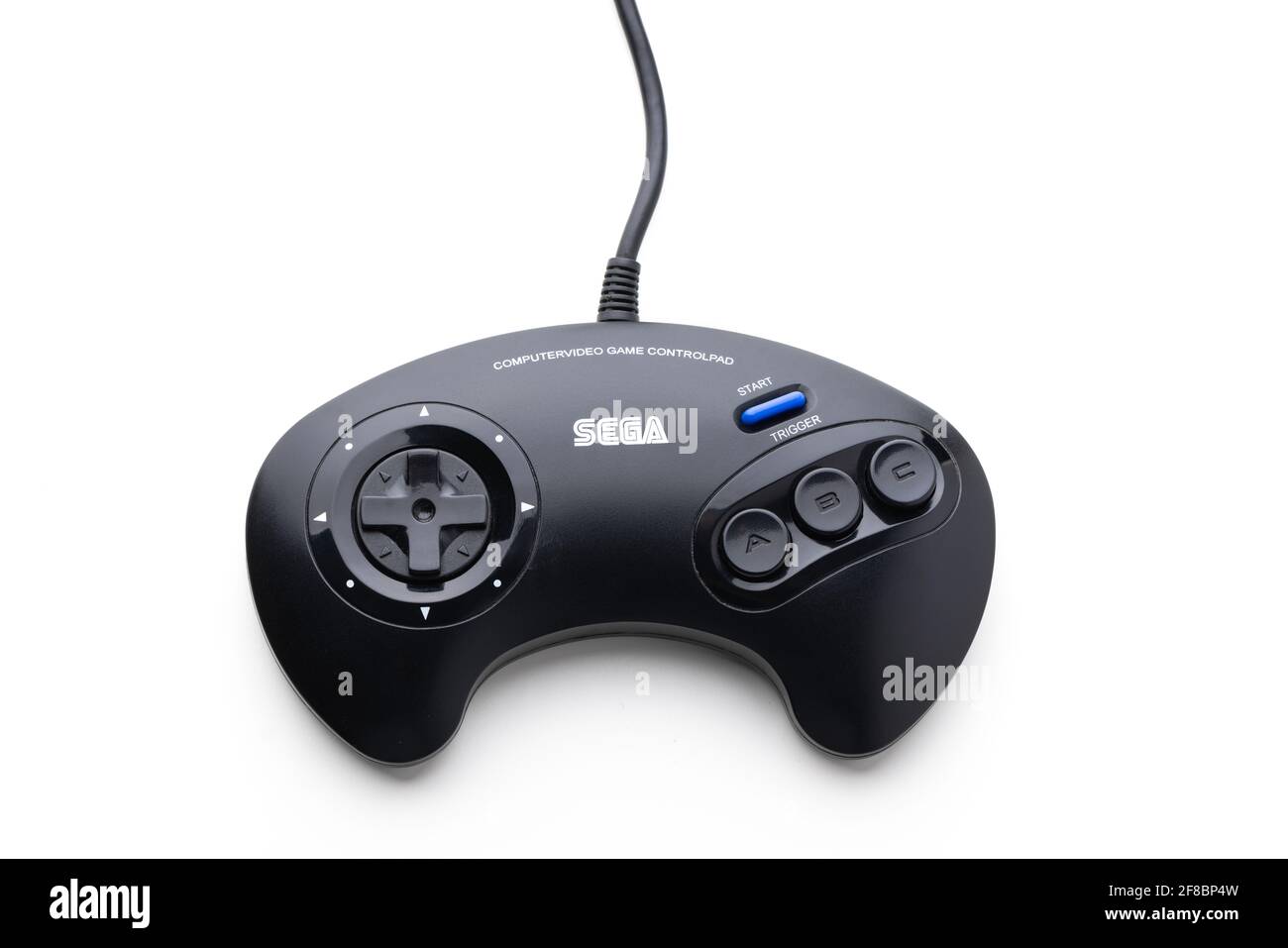 Varna, Bulgarie, 30 Mart 2021: Sega Mega Drive contrôleur de console de jeu 16 bits isolé sur un fond blanc. Joystick rétro. Banque D'Images