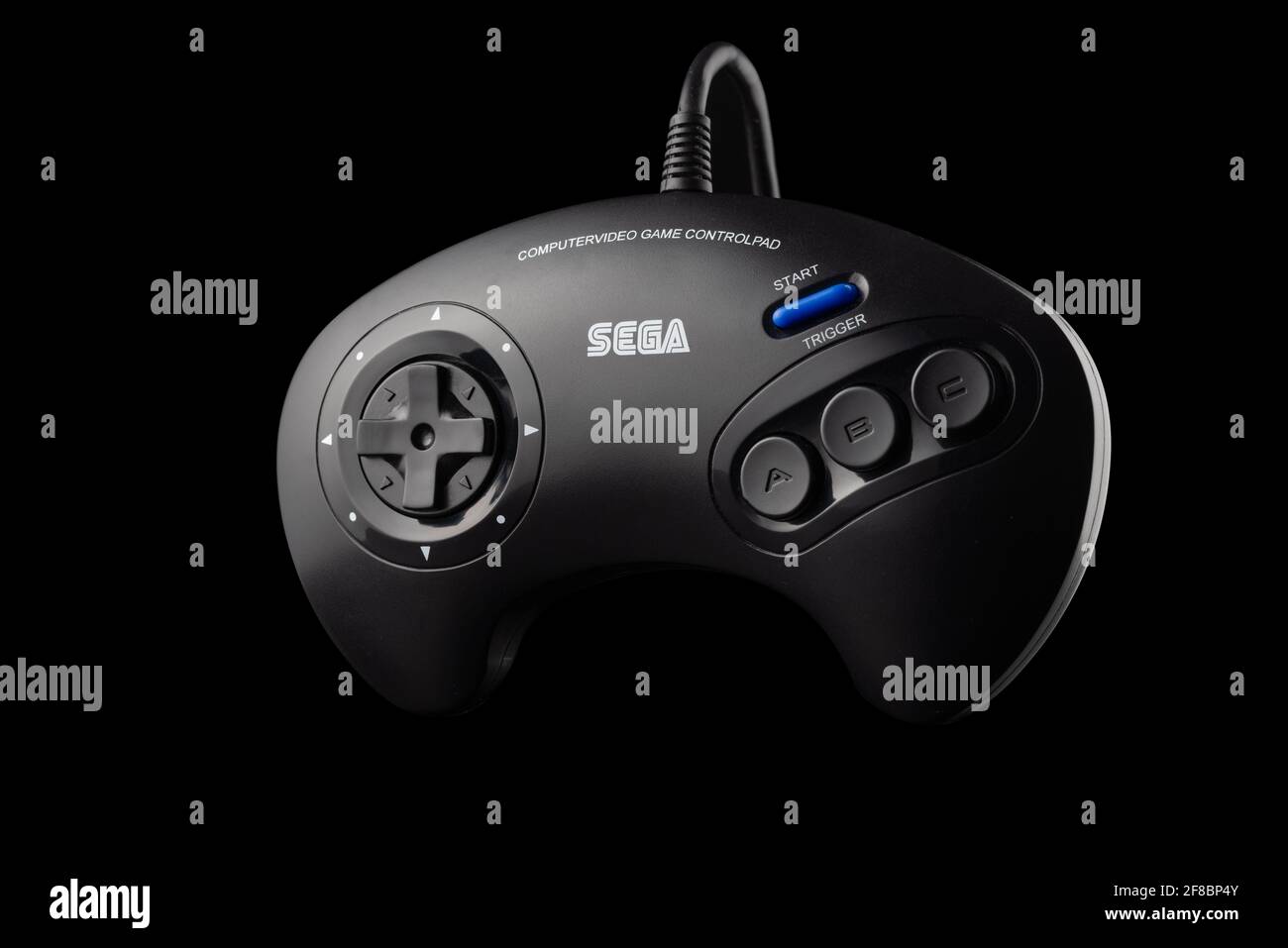 Varna, Bulgarie, 30 Mart 2021: Sega Mega Drive contrôleur de console de jeu 16 bits isolé sur un fond blanc. Joystick rétro. Banque D'Images