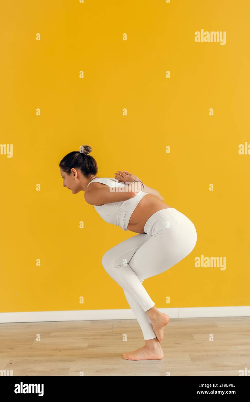 Gros plan d'une jeune femme se joignant les mains derrière son dos tout en faisant un exercice de yoga. Jeune femme yogi attrayante pratiquant le yoga, faisant Namaste derrière le TH Banque D'Images