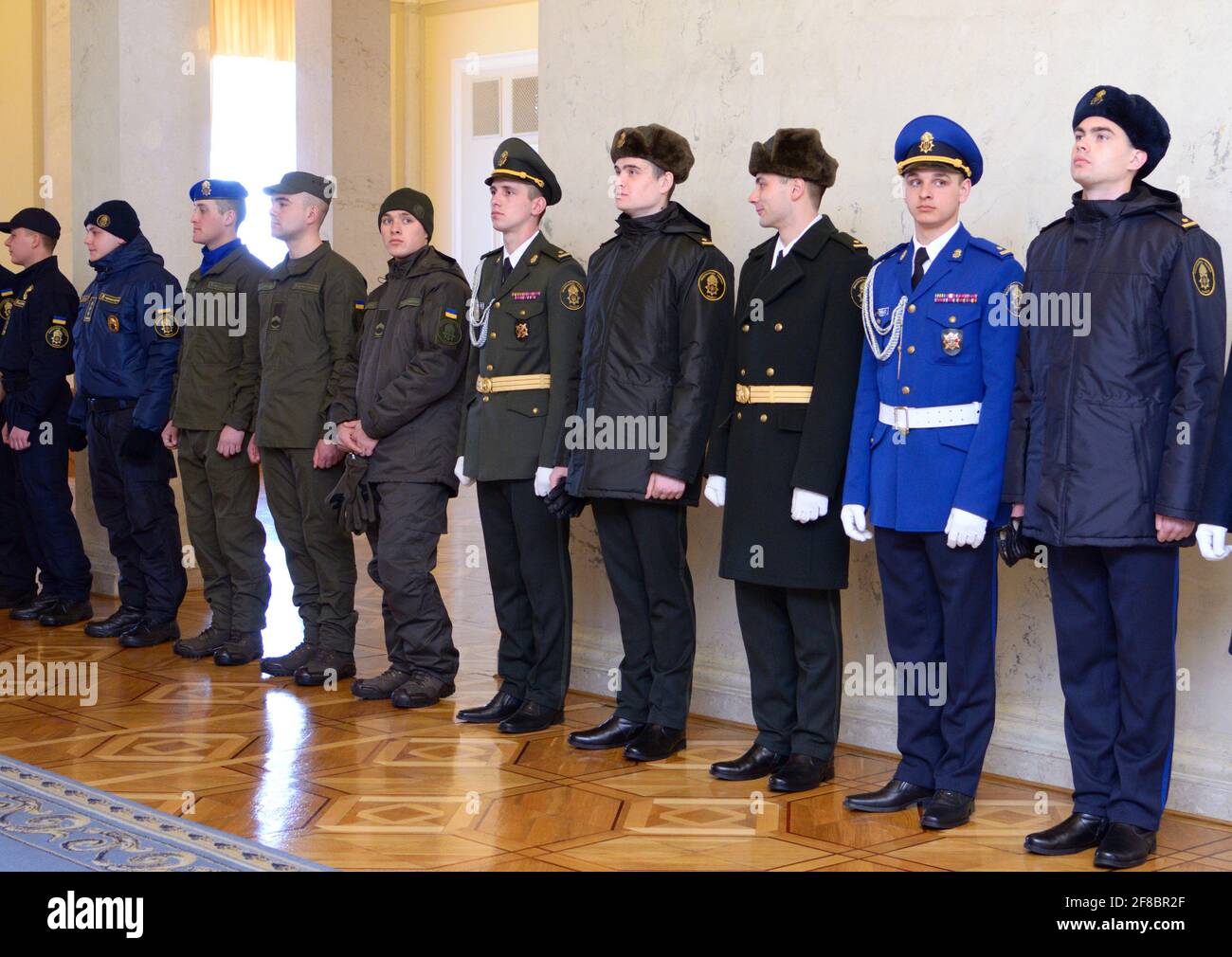 Policiers ukrainiens debout contre le mur et faisant la démonstration d'un nouvel uniforme : robe complète, vêtements pour climat froid, uniformes standard. 7 octobre 2018. N/a Banque D'Images