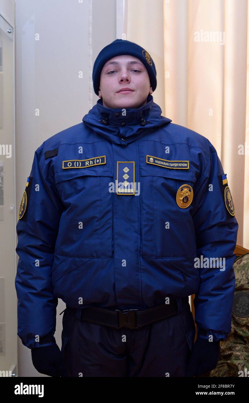 Partie supérieure du nouvel uniforme de police ukrainien, vêtements pour climat froid : manteau, chevron, badge de police, patch avec type de sang. 7 octobre 2018. Kiev, Ukraine Banque D'Images