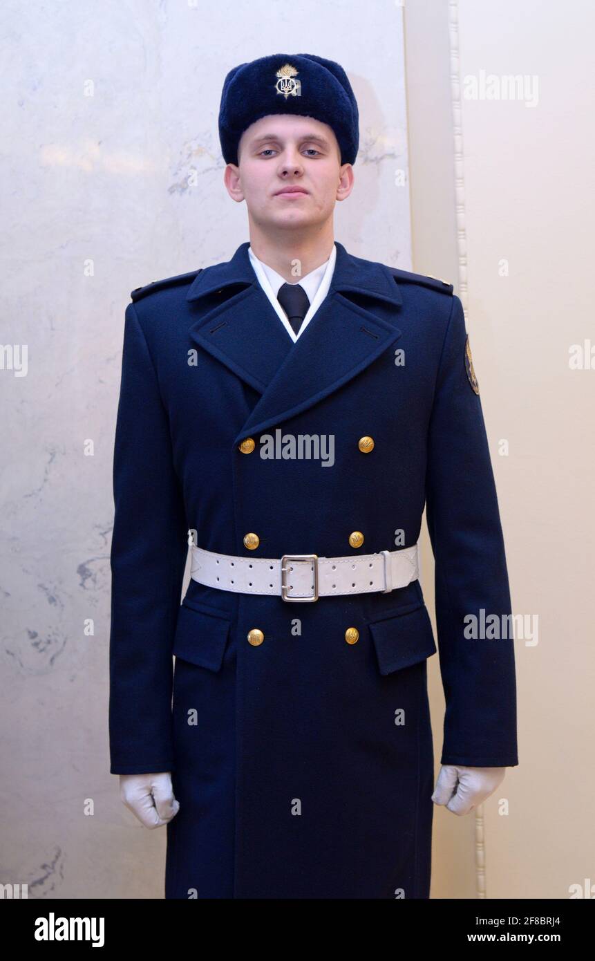 Partie supérieure du nouvel uniforme de police ukrainien, robe pour parades pour climat froid : manteau, chevron. 7 octobre 2018. Kiev, Ukraine Banque D'Images