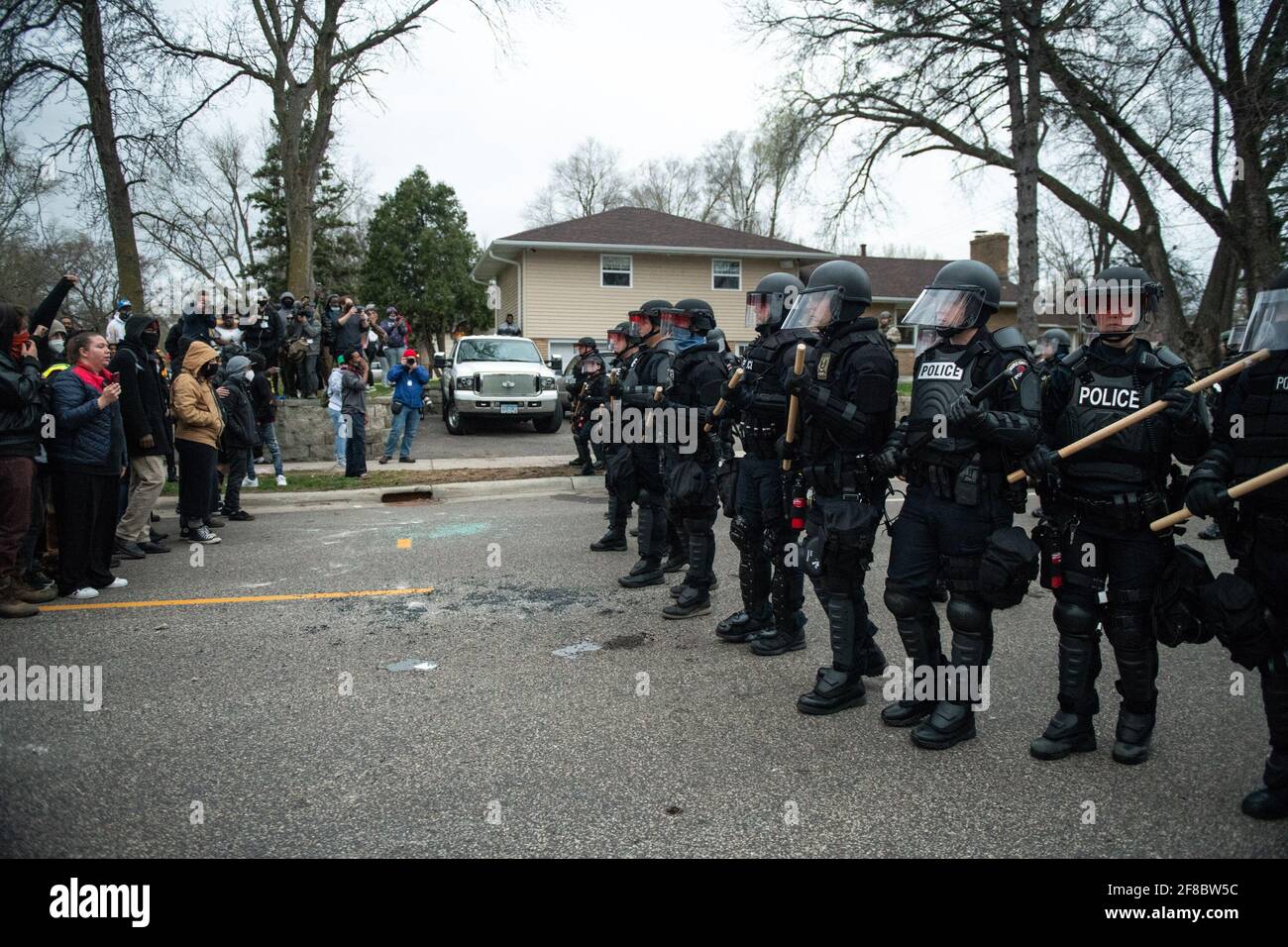 Brooklyn Center, États-Unis. 11 avril 2021. Les manifestants manifestent près du coin de Katherene Drive et de la 63e Avenue North le 11 avril 2021 à Brooklyn Center, Minnesota, après la mort par balle de Daunte Wright. Photo: Chris Tuite/ImageSPACE/Sipa USA crédit: SIPA USA/Alay Live News Banque D'Images