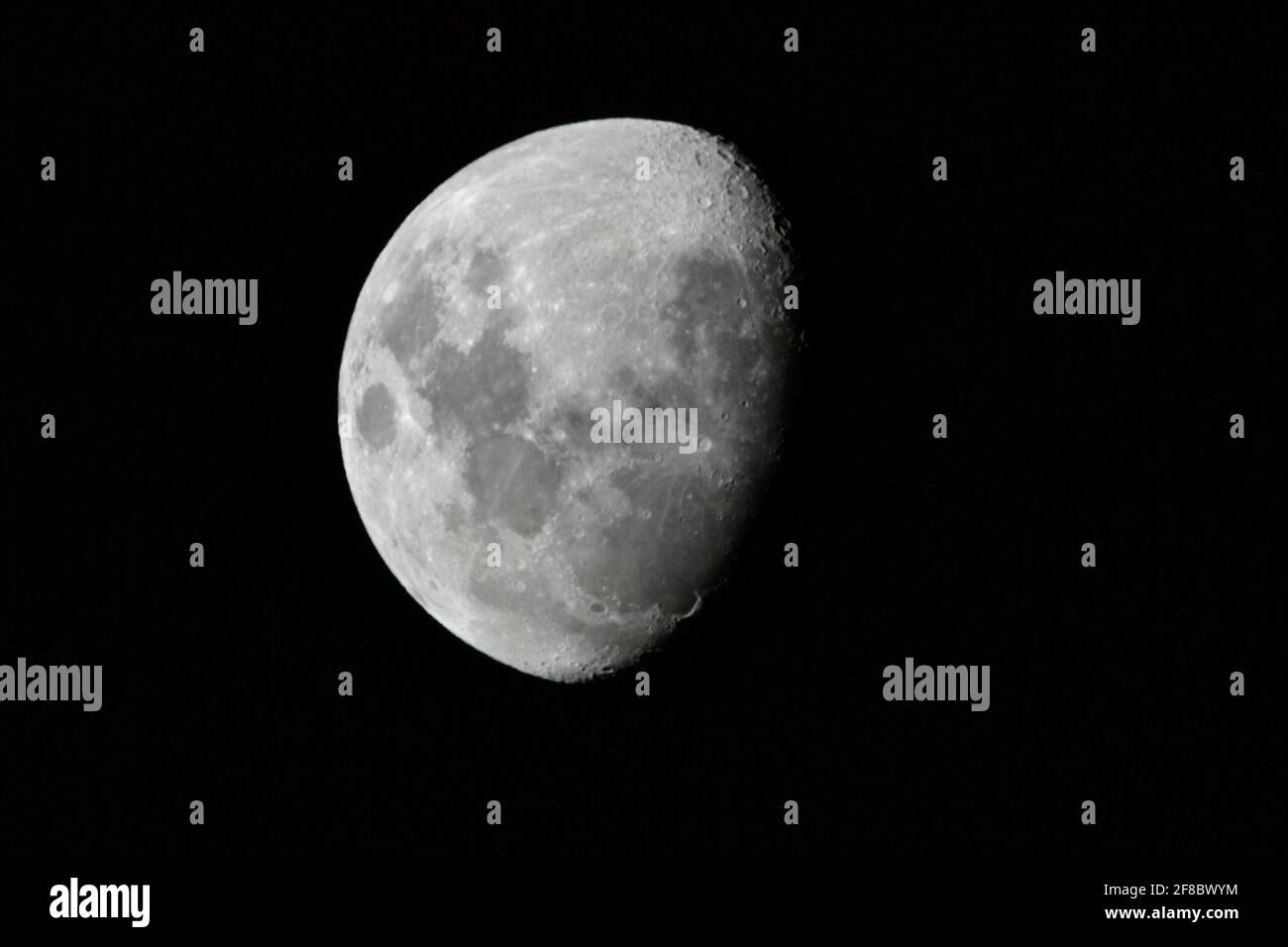 Gros plan de trois quarts de lune en Australie occidentale montrant les détails fins de la surface lunaire. Banque D'Images