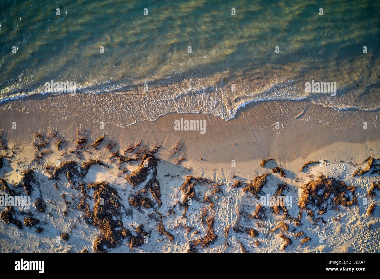 Champ de vision de drone de la plage de rencontre d'eau à Mandurah, Australie occidentale. Banque D'Images