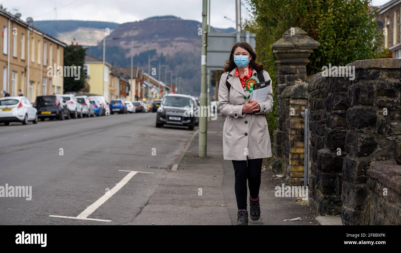 Rhondda, pays de Galles, Royaume-Uni. 13 avril 2021. Leanne Wood AM de Plaid Cymru est dans le démarchage de Rhondda pour les élections Senedd avant le vote le 6 mai 2021 crédit: Andrew Dowling/Alamy Live News Banque D'Images