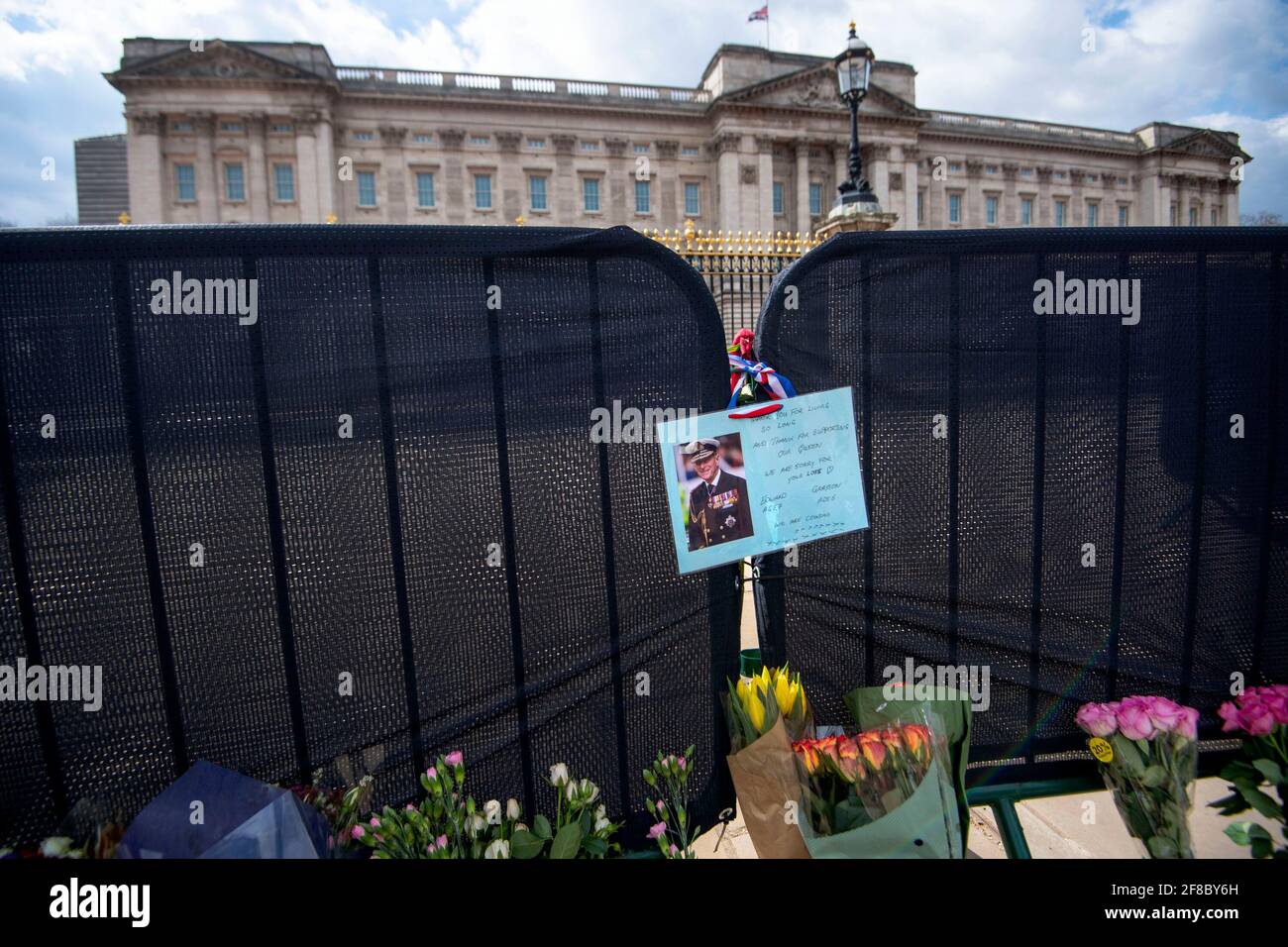 Fleurs et messages laissés par le public à l'extérieur de Buckingham Palace, Londres, à la suite de la mort du duc d'Édimbourg, vendredi, à l'âge de 99 ans. Date de la photo: Mardi 13 avril 2021. Banque D'Images