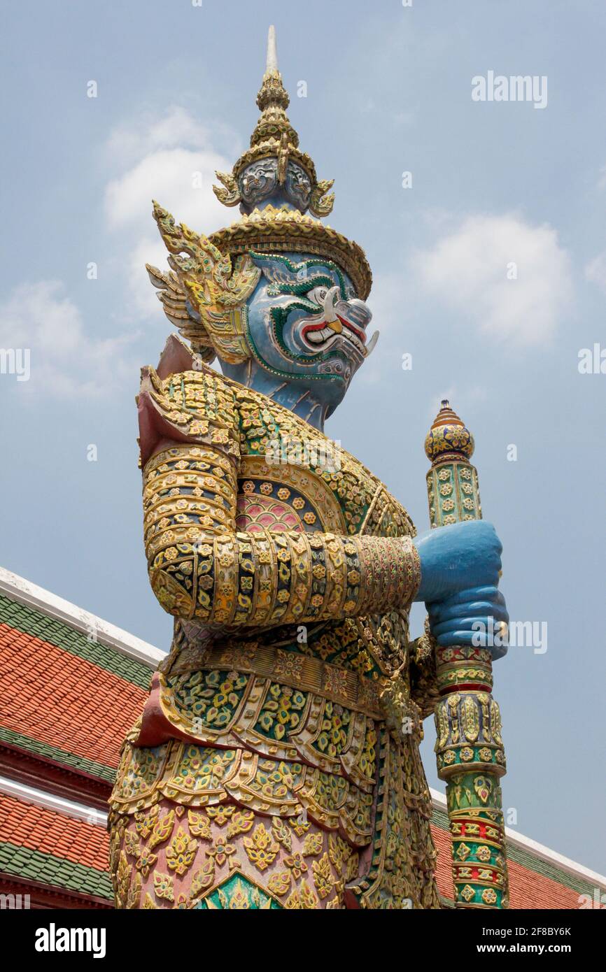 Grande statue de garde bleue ou de soldat au temple de Bangkok, Thaïlande Banque D'Images