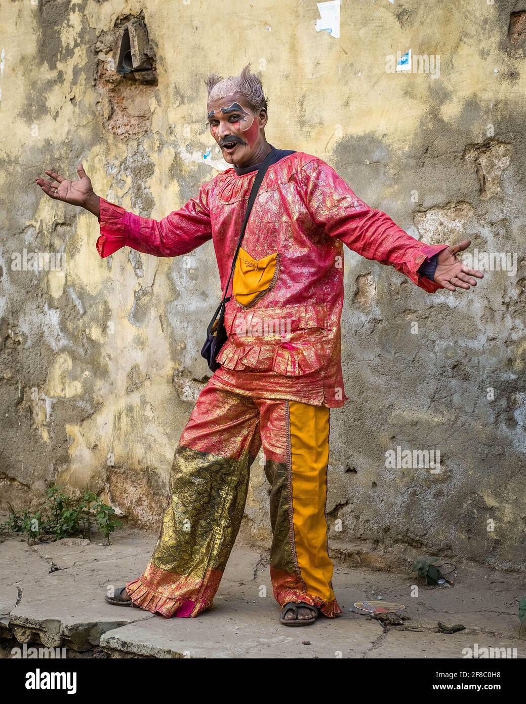 INDE: Un personnage fascinant qui est tombé en bas de la rue à Bundi - un interprète de rue. Des images FASCINANTES ont capturé l'étrange et le colou Banque D'Images