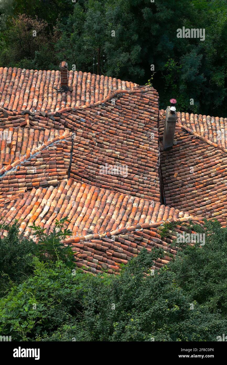 Toit avec de vieux carreaux d'une maison dans les montagnes, Bulgarie, Banque D'Images