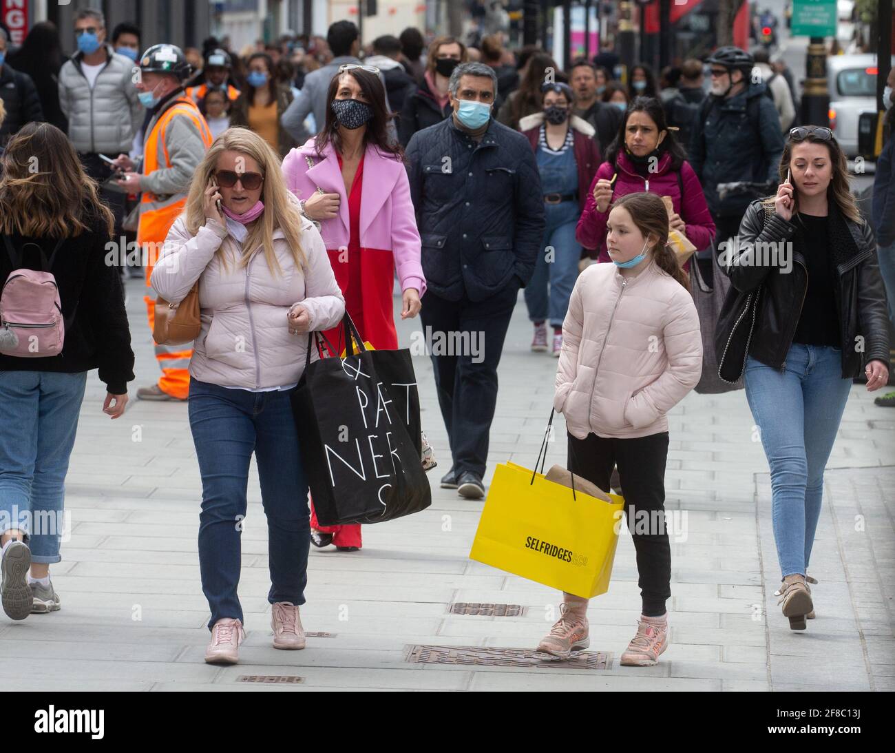 Londres, Royaume-Uni. 13 avril 2021. Les clients d'Oxford Street, qui ne font pas partie des magasins essentiels, rouvrent leurs portes. Les gens profitent d'une plus grande liberté et d'une chance de profiter du soleil et de flâner dans les boutiques. Crédit : Mark Thomas/Alay Live News Banque D'Images