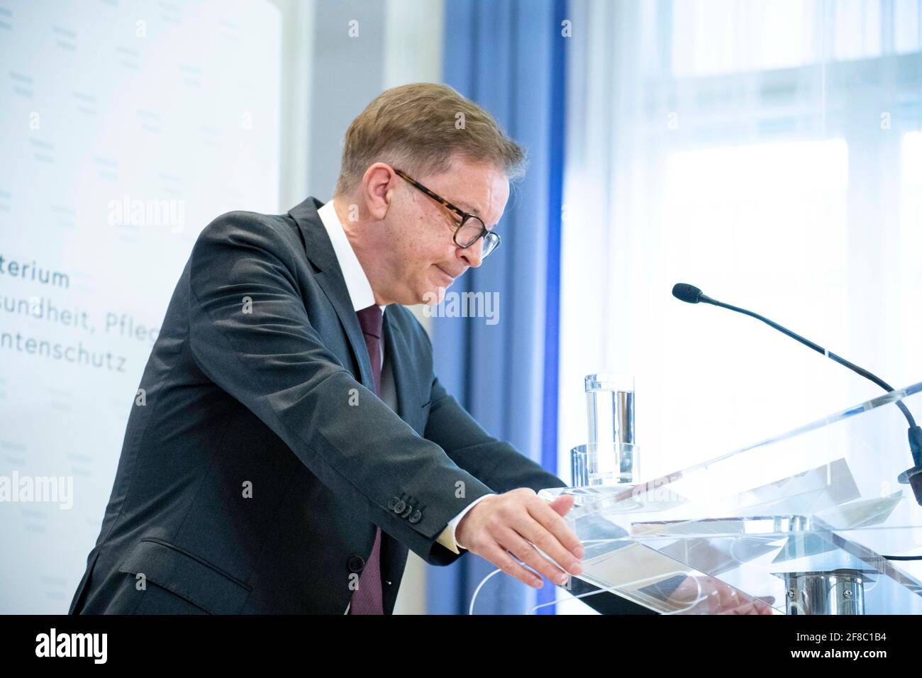 Sozialministerium Wien: Gesundheitsminister Rudolf Anschober (GRÜNE) erklärte heute in einer persönlichen Erklärung seinen Rücktritt. Im Bild: Bundesm Banque D'Images
