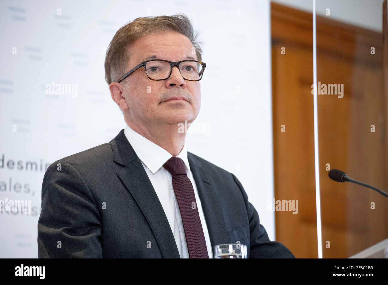 Sozialministerium Wien: Gesundheitsminister Rudolf Anschober (GRÜNE) erklärte heute in einer persönlichen Erklärung seinen Rücktritt. Im Bild: Bundesm Banque D'Images