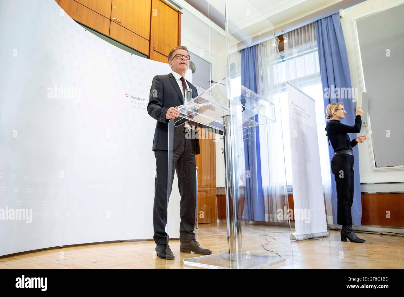 Sozialministerium Wien: Gesundheitsminister Rudolf Anschober (GRÜNE) erklärte heute in einer persönlichen Erklärung seinen Rücktritt. Im Bild: Bundesm Banque D'Images