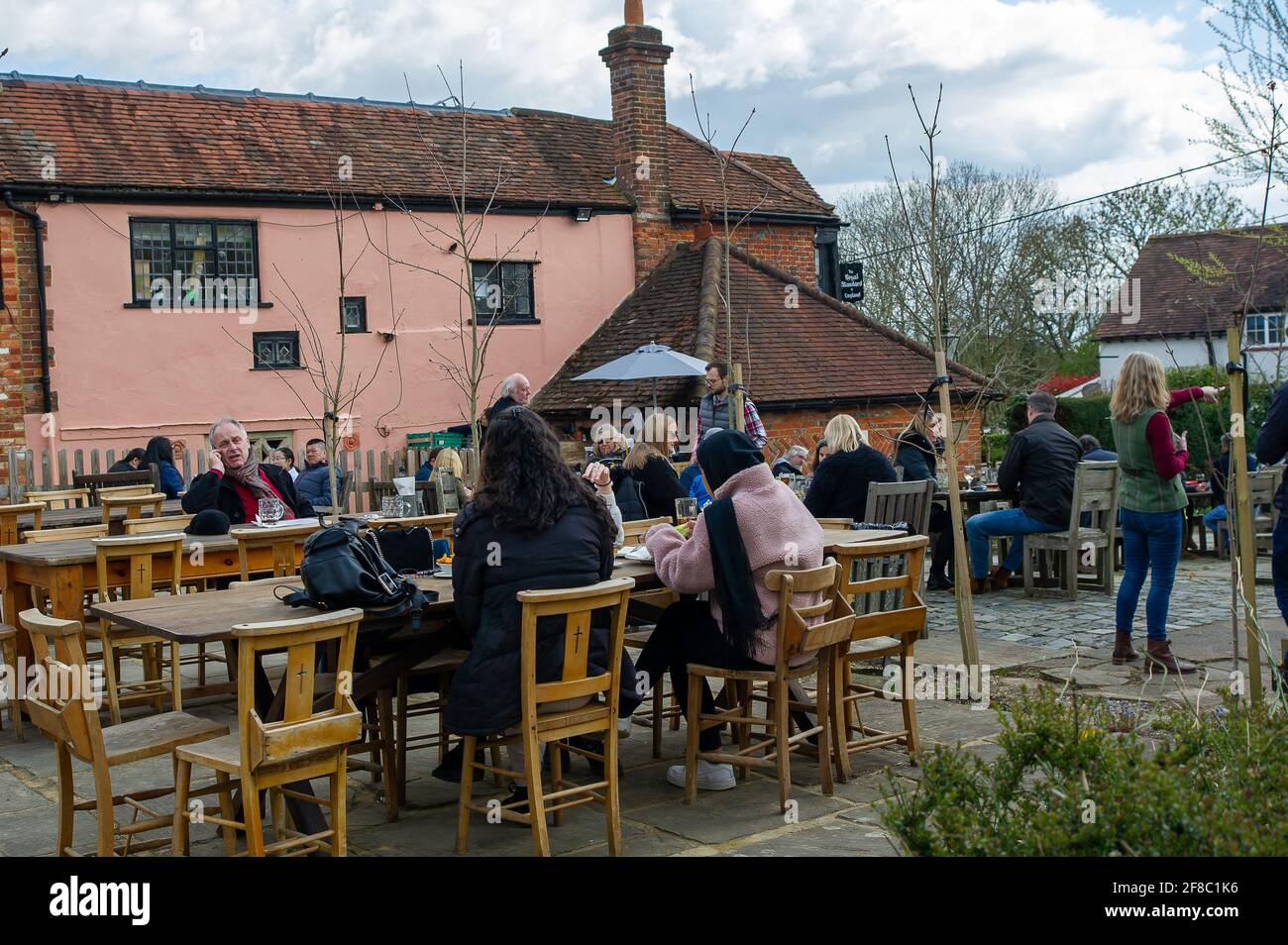 Forty Green, Buckinghamshire, Royaume-Uni. 13 avril 2021. Les amateurs de restaurants et de pubs ont été ravis de revenir au Royal Standard of England Pub aujourd'hui, car il a rouvert son jardin aux clients après la prochaine étape vers l'assouplissement du verrouillage Covid-19. Le pub est réputé pour être la plus ancienne maison libre d'Angleterre. Crédit : Maureen McLean/Alay Live News Banque D'Images