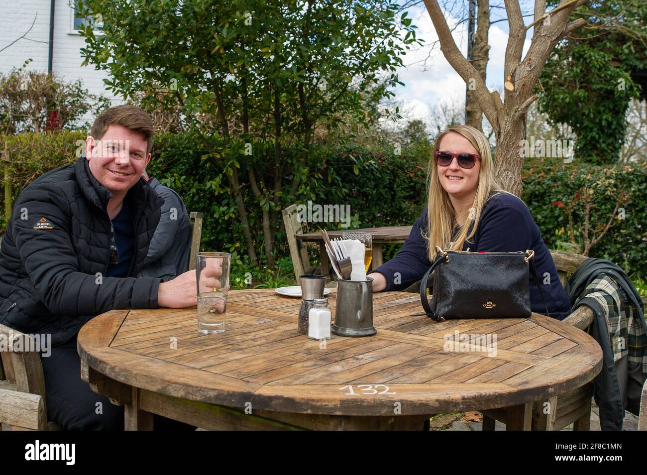 Forty Green, Buckinghamshire, Royaume-Uni. 13 avril 2021. Les amateurs de restaurants et de pubs ont été ravis de revenir au Royal Standard of England Pub aujourd'hui, car il a rouvert son jardin aux clients après la prochaine étape vers l'assouplissement du verrouillage Covid-19. Le pub est réputé pour être la plus ancienne maison libre d'Angleterre. Crédit : Maureen McLean/Alay Live News Banque D'Images