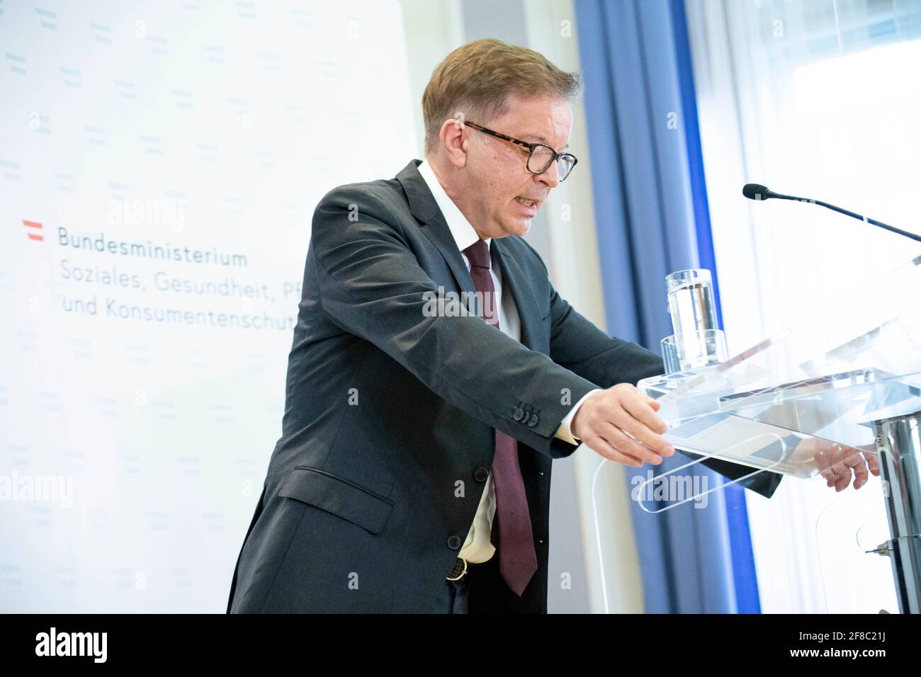 Sozialministerium Wien: Gesundheitsminister Rudolf Anschober (GRÜNE) erklärte heute in einer persönlichen Erklärung seinen Rücktritt. Im Bild: Bundesm Banque D'Images