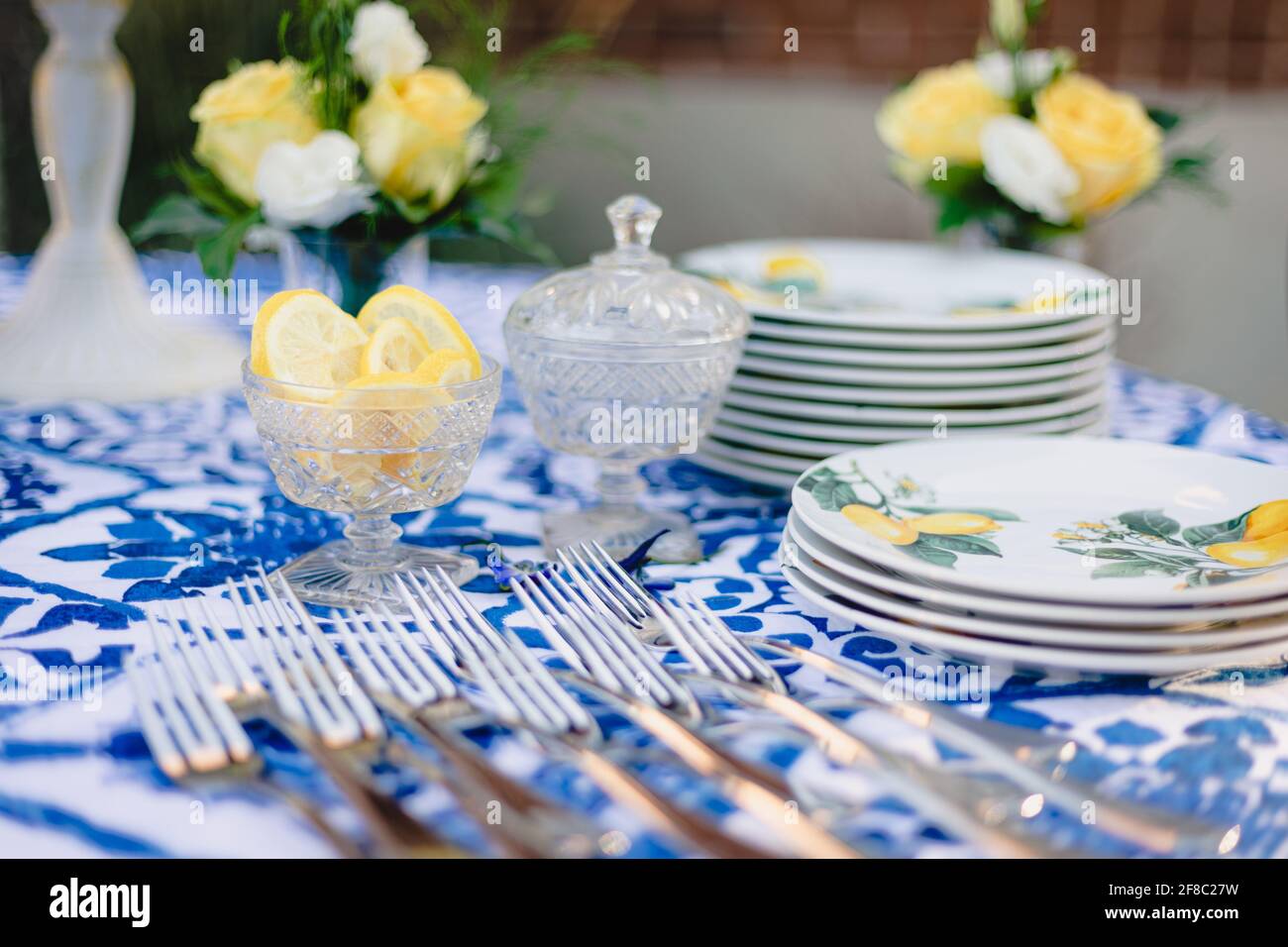 Table bleu marine et jaune pour réception de mariage en extérieur Banque D'Images