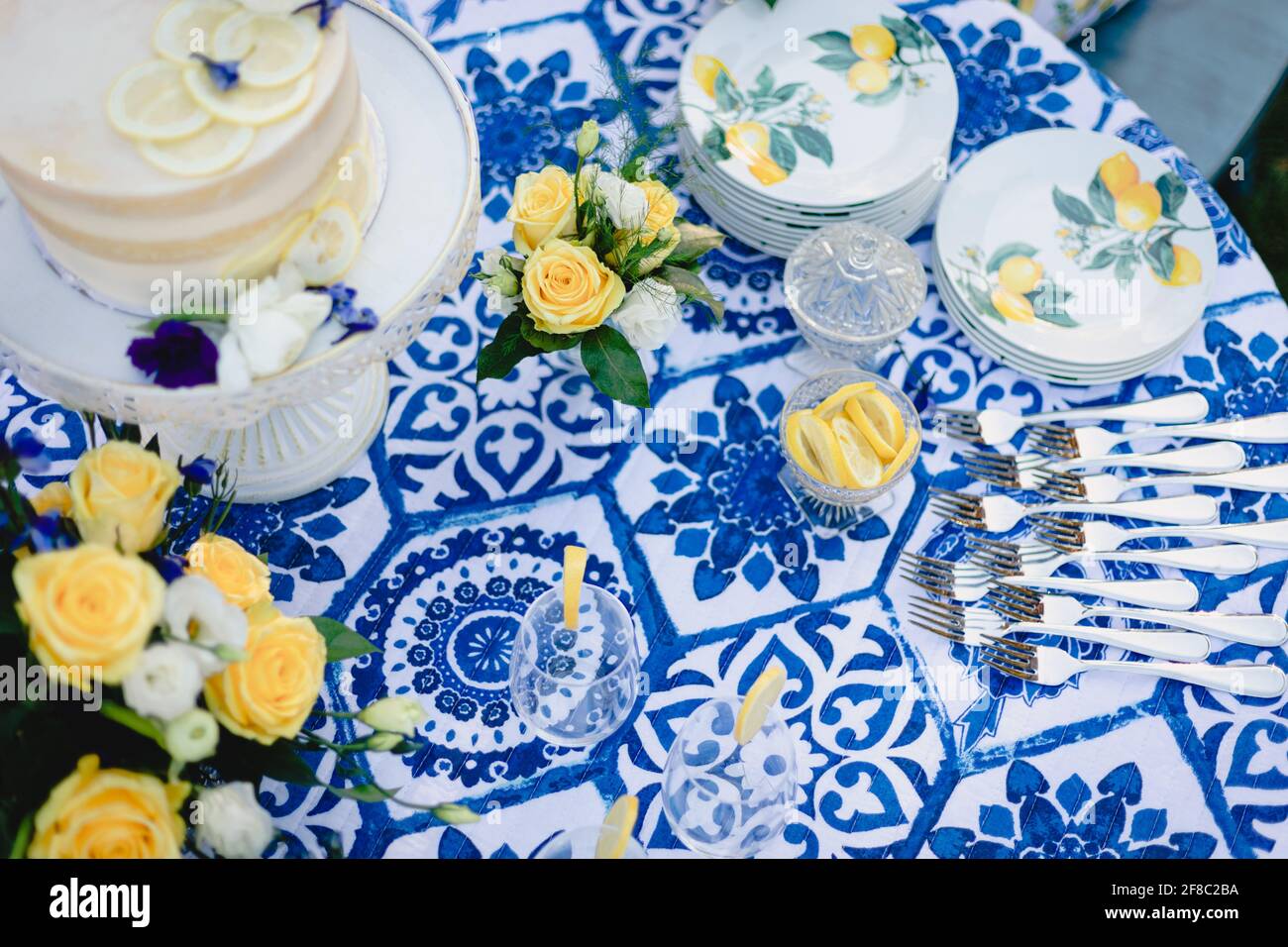 Table bleu marine et jaune pour réception de mariage en extérieur Banque D'Images