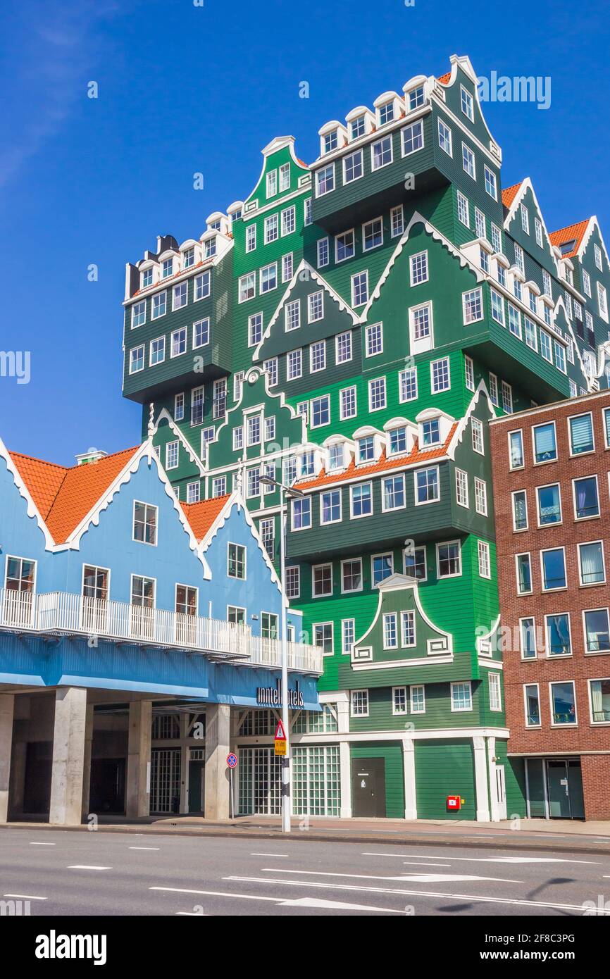 Façade colorée de l'hôtel Inntel à Zaandam, pays-Bas Photo Stock - Alamy