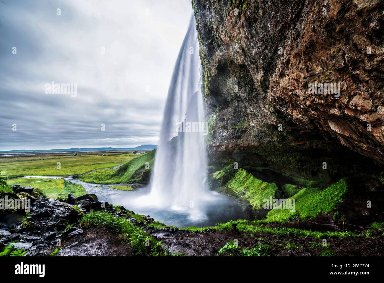 Chute d'eau magique de Seljalandsfoss en Islande. Il est situé près du périphérique sud de l'Islande. Majestueux et pittoresque, il est l'un des plus Banque D'Images