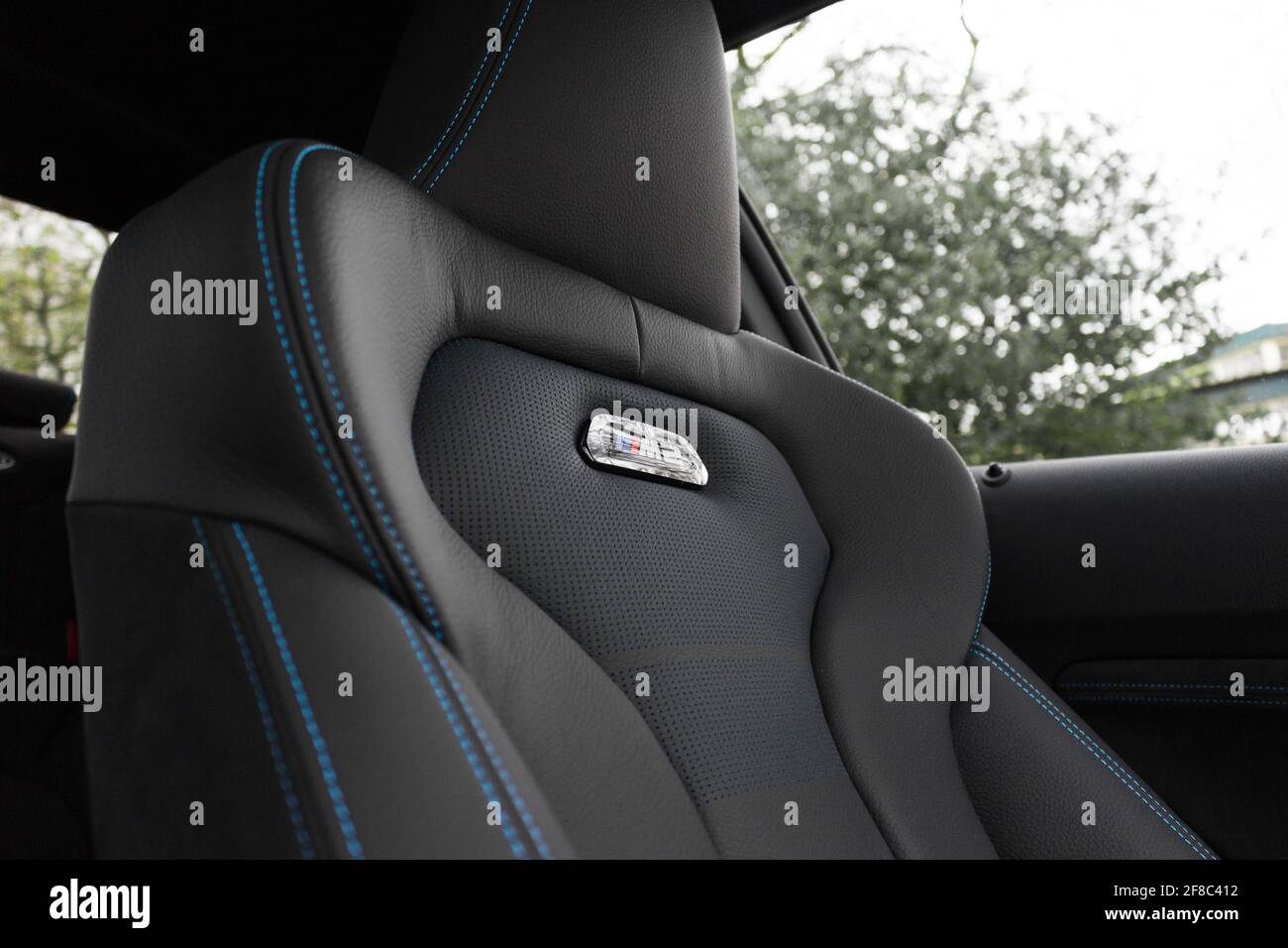 Une BMW M2 2020 avec cuir noir et bleu Surpiqûres contrastantes avec logo M2 éclairé au centre de Le logo Seat BMW M Power Banque D'Images