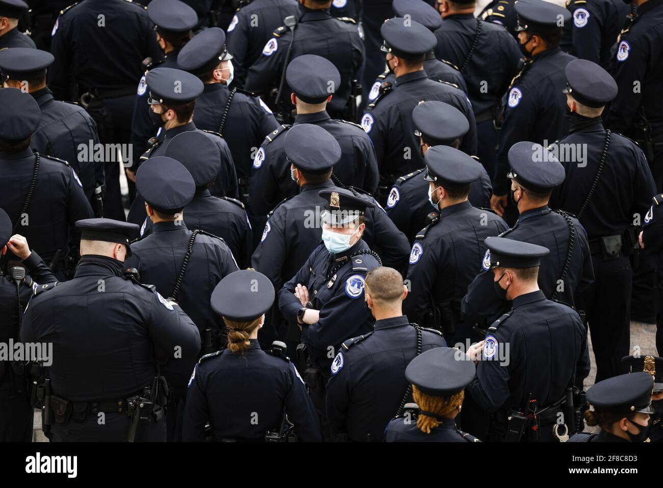 Washington, États-Unis. 13 avril 2021. Les policiers du Capitole des États-Unis se réunissent avant une cérémonie en l'honneur de l'officier William Evans, qui a été tué le 2 avril et qui sera en honneur dans la rotonde du Capitole à Washington DC, le mardi 13 avril 2021. Photo par Carlos Barria/UPI crédit: UPI/Alay Live News Banque D'Images