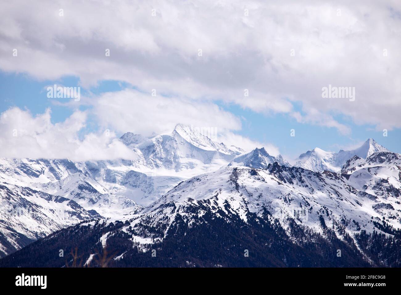 Paysage d'hiver montagnes enneigées, ciel et nuages. Pics de montagne dans les alpes suisses, Wallis. Banque D'Images