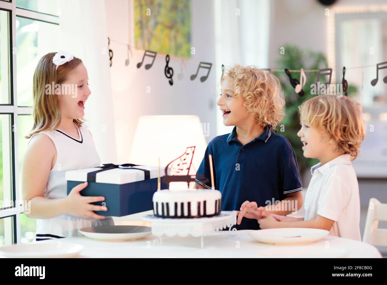 Fete D Anniversaire Sur Le Theme De La Musique Et Du Piano Pour Les Enfants Enfant Avec Gateau Noir Et Blanc Bougies Soufflantes Pour Enfants Et Ouverture Presente Petit Garcon Fetant Son Anniversaire
