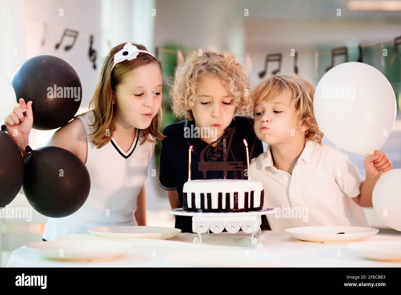 Fete D Anniversaire Sur Le Theme De La Musique Et Du Piano Pour Les Enfants Enfant Avec Gateau Noir Et Blanc Bougies Soufflantes Pour Enfants Et Ouverture Presente Petit Garcon Fetant Son Anniversaire Fete D Anniversaire Sur Le Theme De La Musique Et Du Piano Pour Les Enfants Enfant Avec Gateau Noir Et Blanc Bougies Soufflantes Pour Enfants Et Ouverture Presente Petit Garcon Fetant Son Anniversaire