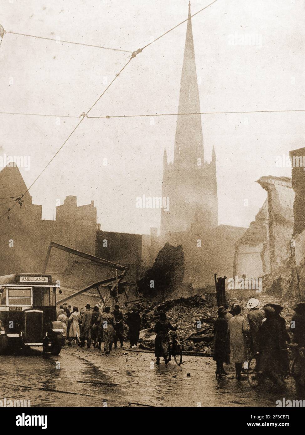 Novembre 1940 -Seconde Guerre mondiale -UNE scène après le RAID aérien massif sur Coventry par des bombardiers allemands. Un bus hs a été commissionné comme une ambulance pour ramasser les survivants et traiter les blessés Banque D'Images